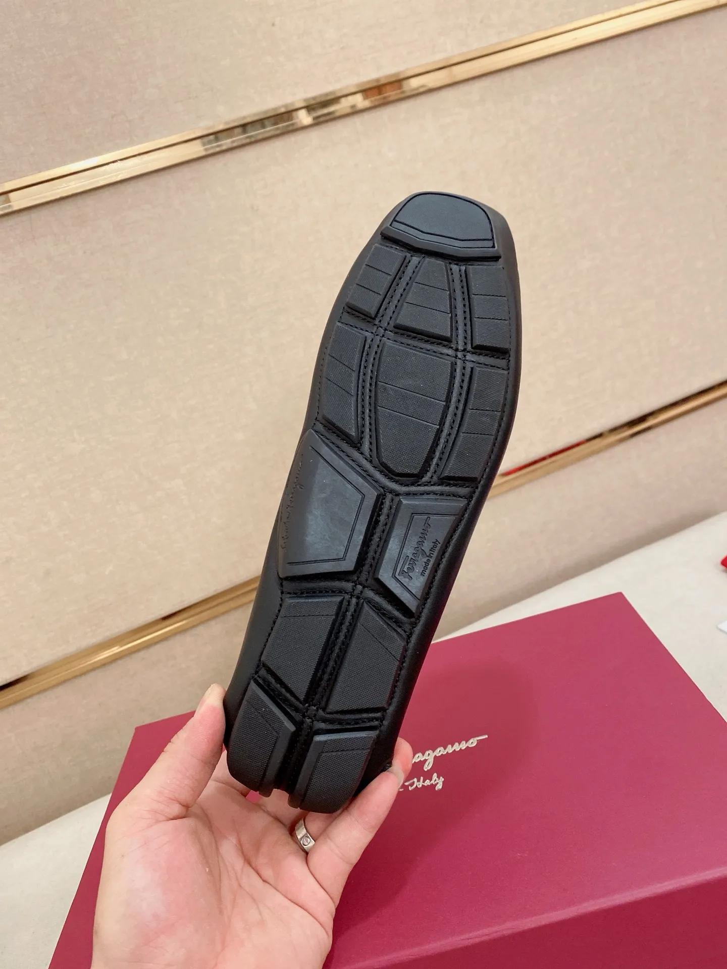 Men's shoes💰: 560💰High-end quality! Ferragamo🆕🆕Exclusive hot-selling products in stock🔥🔥New products on the shelves, high-quality Ferragamo men's pea shoes, high-end casual driving shoes, with complete packaging! 💪 💪 Material: imported cowhide 🐂 + imported high-quality water-dyed cowhide lining + wear-resistant outsole 👍🏻👍🏻 Features: high-end and comfortable, purely handmade 🚀 🚀 Create the perfect shoes that suit you best 🔥 🔥 Size: (38-44) 45 standard size can be customized!